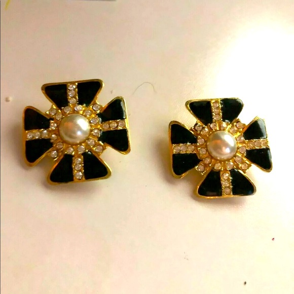 Vintage  Black & Gold Enamel Clip Maltese Cross - Picture 1 of 7